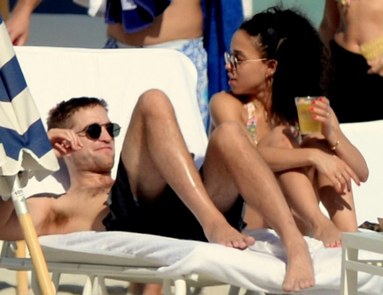 Robert Pattinson a FKA twigs na pláži